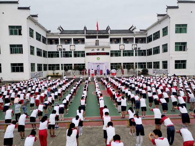 江西婺源:800学童行"释菜礼"纪念朱熹诞辰890周年